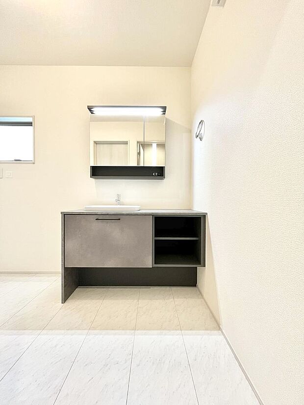 【洗面台・洗面所】◆１号棟◆～Dressing Room～　十分な大きさの洗面台は収納もさる事ながら、身だしなみチェックや歯磨きなど、朝の慌ただしい時間でもホテルライクなスペースで余裕とゆとりを感じて頂けます。