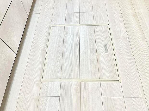 【その他設備(床下収納)】◆１号棟◆床下収納付き！日用品・非常用品の収納にも大活躍。