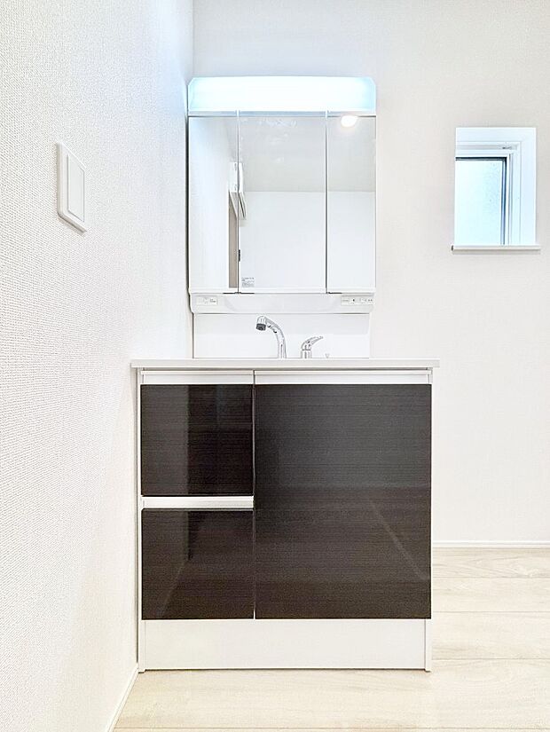 【洗面台・洗面所】～Dressing Room～　暗くなりがちな洗面所も窓があると採光と換気が可能なので気持ちよくお使い頂けます。三面鏡タイプの洗面台は鏡裏収納で散らかりがちな洗面所もスッキリ♪