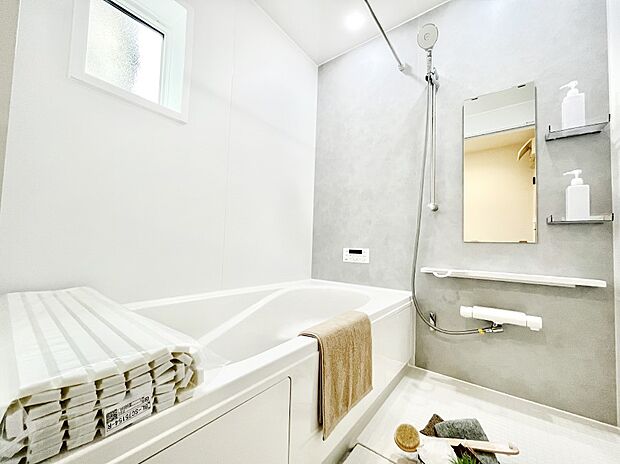 【浴室】◆1号棟◆～Bath Room～　落ち着いた雰囲気の浴室で明日に向けてリフレッシュ。浴室乾燥機能も付いているので隣の洗濯機置き場で洗い上がった洗濯物を、雨の日も天気を気にせず乾燥させることも可能です。