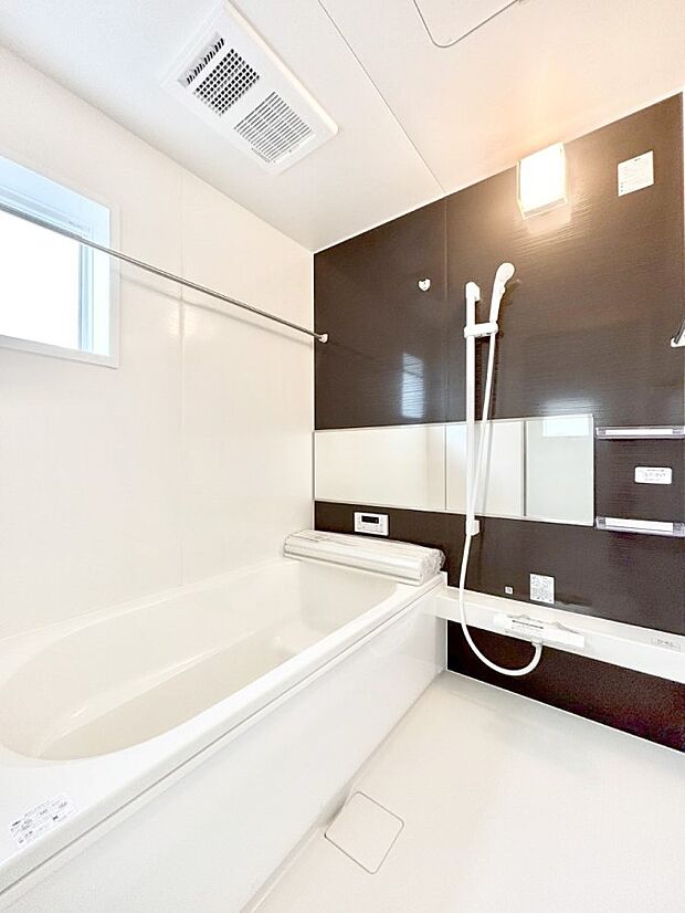 【浴室】～Bath Room～　落ち着いた雰囲気の浴室で明日に向けてリフレッシュ。浴室乾燥機能も付いているので隣の洗濯機置き場で洗い上がった洗濯物を、雨の日も天気を気にせず乾燥させることも可能です。