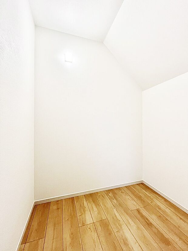 【その他設備(ウォークインクローゼット)】リビングにウォークインクローゼットを設けました