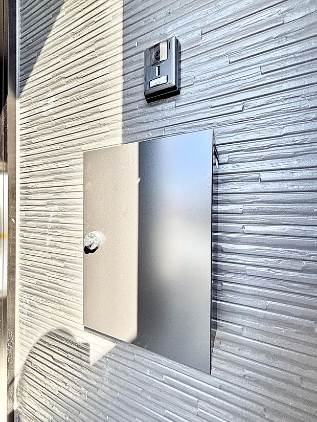 【その他現地】シンプルデザインのポスト。