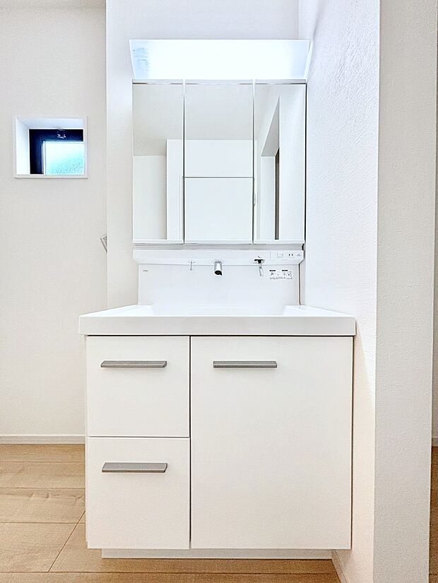 【洗面台・洗面所】大きく見やすい三面鏡で清潔感ある洗面台は、身だしなみチェックや肌のお手入れにおすすめです。 