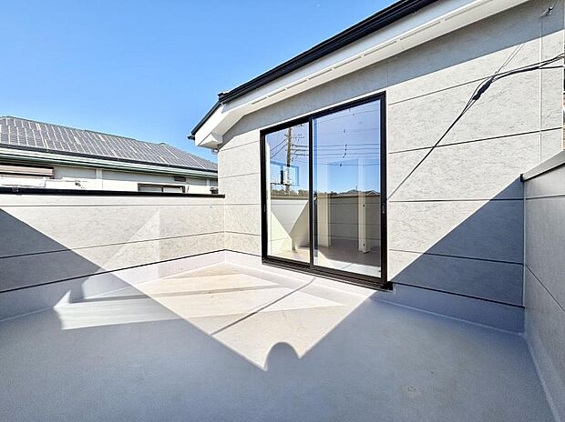 【バルコニー】ゆったりバルコニーだから沢山お洗濯ものを干せます。