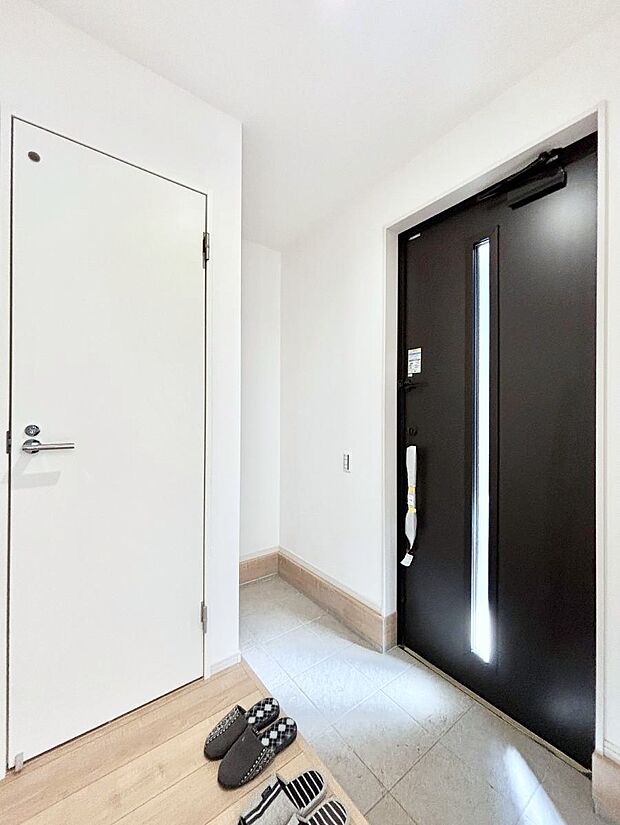 【玄関】ガラススリットの入った玄関ドアが室内に光を届けてくれます