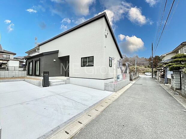 【前面道路含む現地写真】～Exterior～　前面道路は閑静な住宅地をはしる車通りの少ない道路。駐車の出し入れもらくらくです！ご不明点・現地見学のご希望は、お気軽にお問い合わせください！