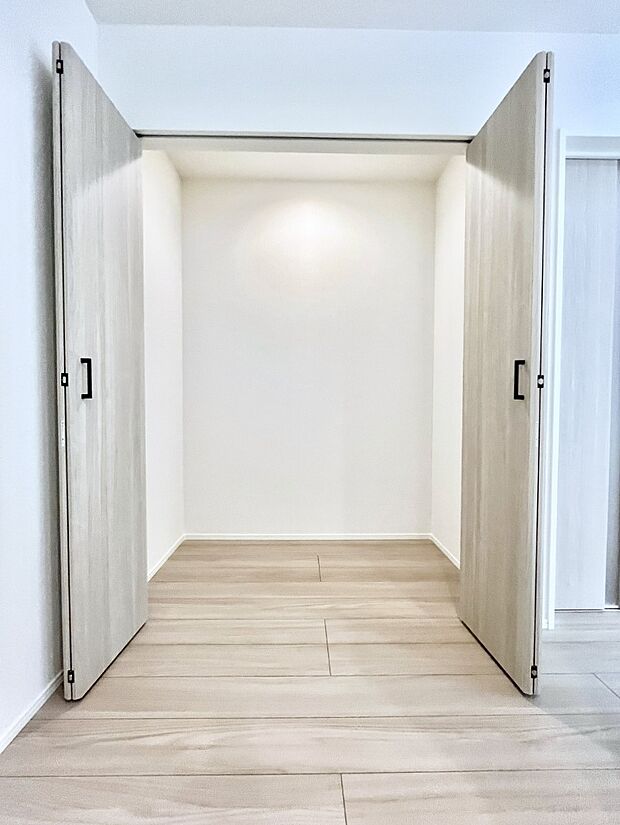 【その他設備(パントリー)】キッチンにはパントリー！食材のストックはもちろん、日用品の収納など使い方はいろいろ！