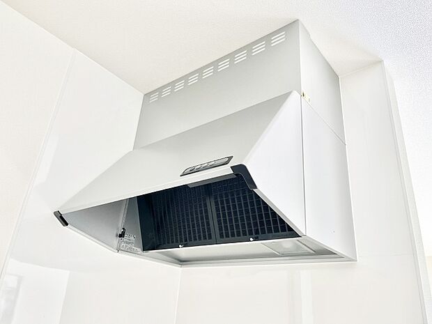 【その他設備(レンジフード)】◆A号棟◆基本的なお手入れはフィルターのみ！お手入れのしやすさも魅力です。