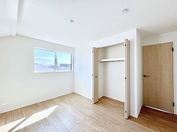 【寝室】◆１号棟◆～Bed Room～ 全居室には収納クローゼットを完備！普段使いのお洋服や小物はもちろん、季節物のお洋服などもしっかりと整理整頓おしまい頂けます。 居室空間を広く使用できますね。