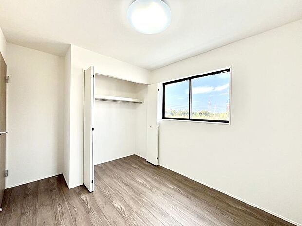 【寝室】収納が充実しているので居住スペースを広々使えます 