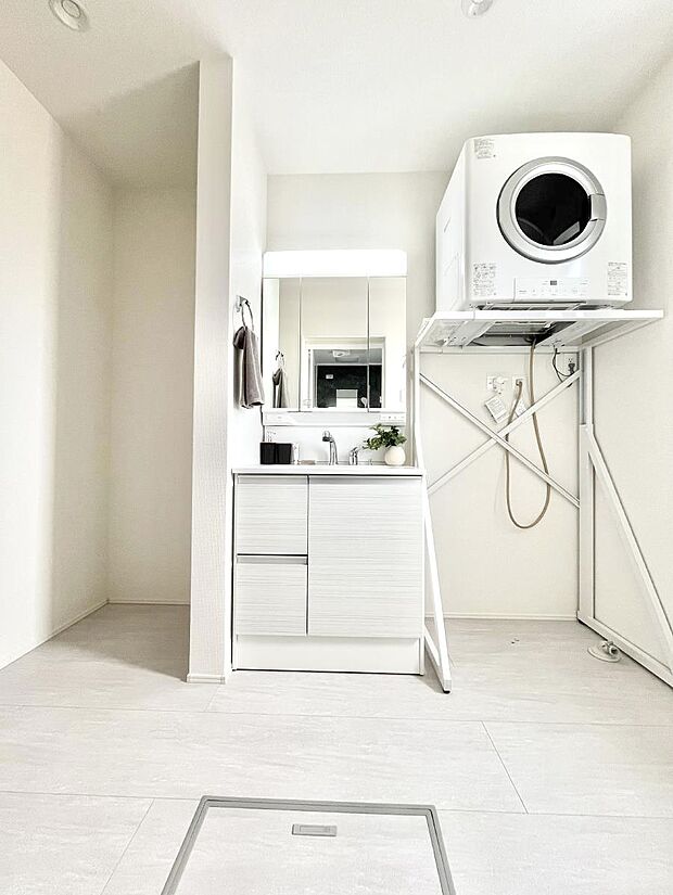 【洗面台・洗面所】大きく見やすい三面鏡で清潔感ある洗面台は、身だしなみチェックや肌のお手入れにおすすめです。 