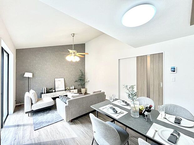 【ダイニング】家族の笑顔が自然と生まれてくる、そんな雰囲気のダイニングに仕上がっています。