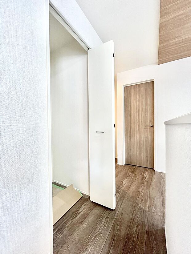 【その他設備(リビング収納)】リビング収納。ここに収納があると物が集まるLDKがスッキリ片付きそうですね。  