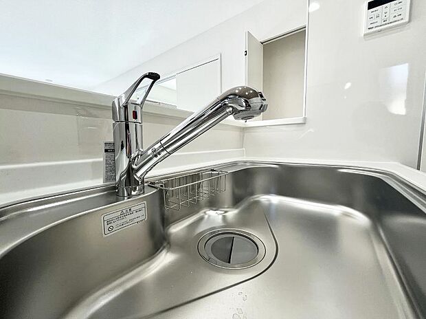 【その他設備(浄水器)】いつでも清潔なおいしいお水を。一つの水栓で水道水と浄水を使い分け。