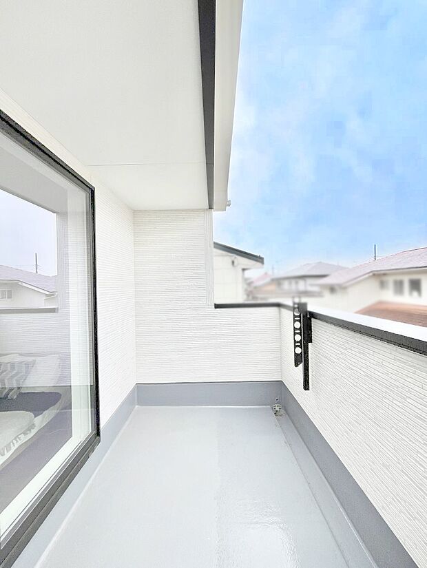 【バルコニー】～Balcony～ バルコニーは温かい陽がさしこみ、お布団や洗濯物を気持ちよく干すことができます。 使いやすく開放的なバルコニーです♪陽ざしがたっぷり降り注ぐ、バルコニー付き住まい。 