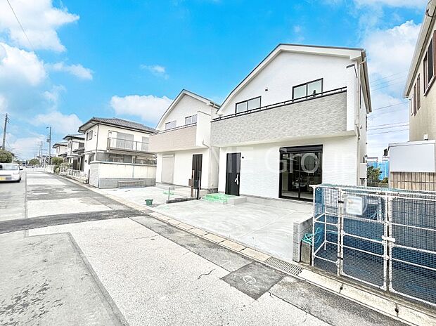 【前面道路含む現地写真】~Exterior~ 前面道路:北東 18.62m 公道、南西 5.92m 公道 低層の一戸建てを中心とした街並みが整然と続き、周辺は高い建物が建っていないので、緑の多い閑静な趣を感じる環境です。