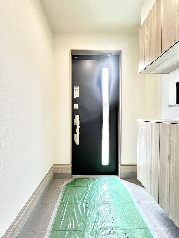 【玄関】~Entrance~ 家の中でお客様を迎える最初の場所である玄関は、家の印象そのものです!豊富な玄関収納で、常に綺麗に保つことが出来ます♪玄関にはたっぷり収納の下駄箱を完備!