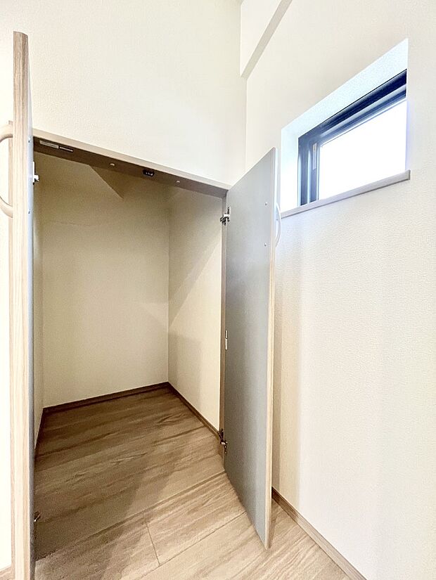 【その他設備(階段下収納)】日用品のストックや水などの備蓄に使える階段下収納。