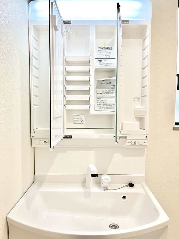 【その他設備(三面鏡裏収納)】三面鏡の裏に、化粧品や衛生用品などを収納可能。洗面台をすっきりと保ちます!