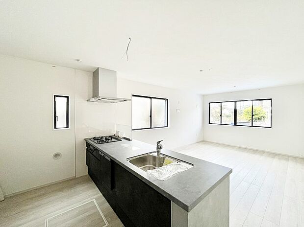 【ダイニングキッチン】料理をしながらご家族との会話を楽しめる対面カウンターキッチン