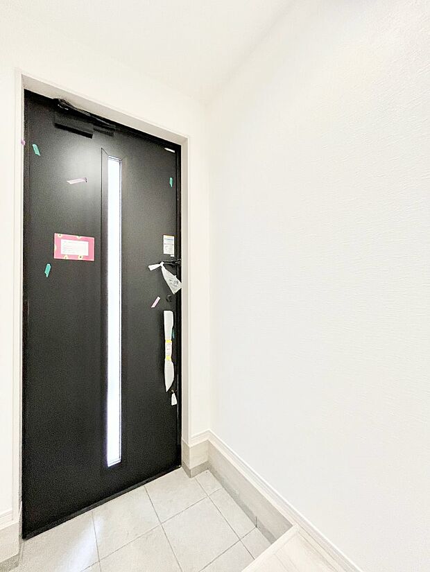 【玄関】ガラススリットの入った玄関ドアが室内に光を届けてくれます