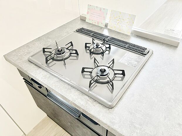 【その他設備(ガスコンロ)】三口ガスコンロでお料理が一気にはかどりそう  