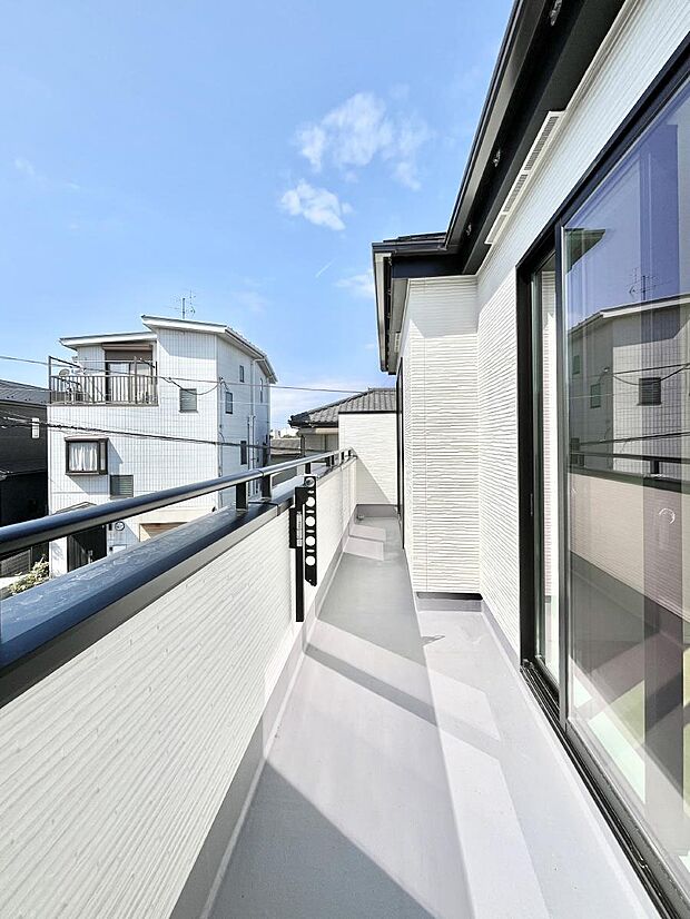 【バルコニー】◆A号棟◆~Balcony~ 南向きのバルコニーの前には雲以外に太陽を遮るものがありません。お洗濯物も乾きやすく、何より明るく気持ちのいい光が入ってきます。家族全員分の洗濯物も一気に干せます。