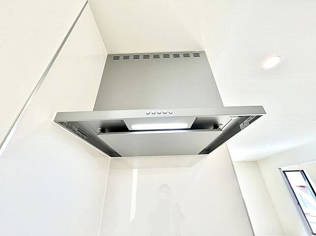 【その他設備(レンジフード)】◆A号棟◆キッチンの煙や蒸気を吸い取り、屋外へ排出するレンジフード