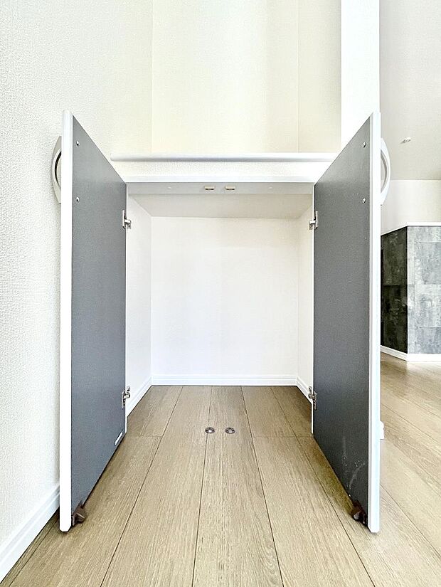 【その他設備(リビング収納)】◆A号棟◆リビング収納。ここに収納があると物が集まるLDKがスッキリ片付きそうですね。