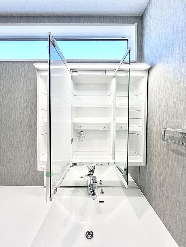 【その他設備(三面鏡裏収納)】◆1号棟◆三面鏡の裏に、化粧品や衛生用品などを収納可能。洗面台をすっきりと保ちます！