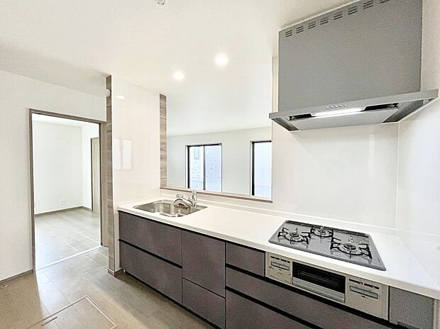 【ダイニングキッチン】◆2-B号棟◆～Kitchen～　「さぁ今日は何を作ろう」こんなキッチンなら思いっきり料理ができちゃいます。キッチンからはリビングが一望できます。家族がつながるお家がここにございます。