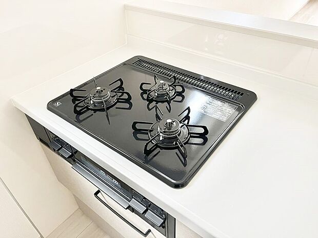 【その他設備(三ツ口コンロ)】三口ガスコンロでお料理が一気にはかどりそう。