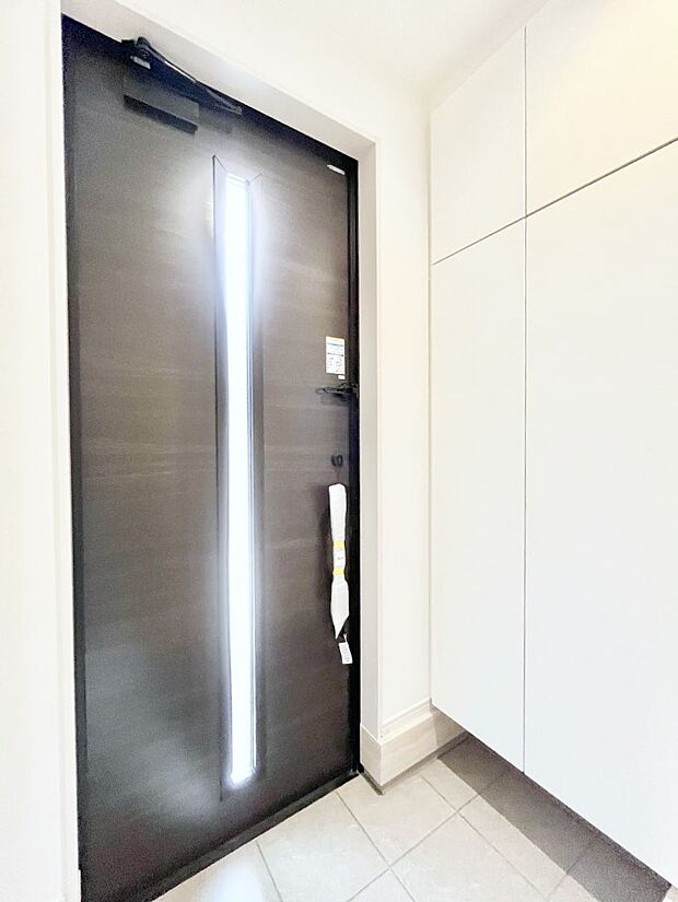 【玄関】~Entrance~ 家の中でお客様を迎える最初の場所である玄関は、家の印象そのものです!豊富な玄関収納で、常に綺麗に保つことが出来ます♪玄関にはたっぷり収納の下駄箱を完備!