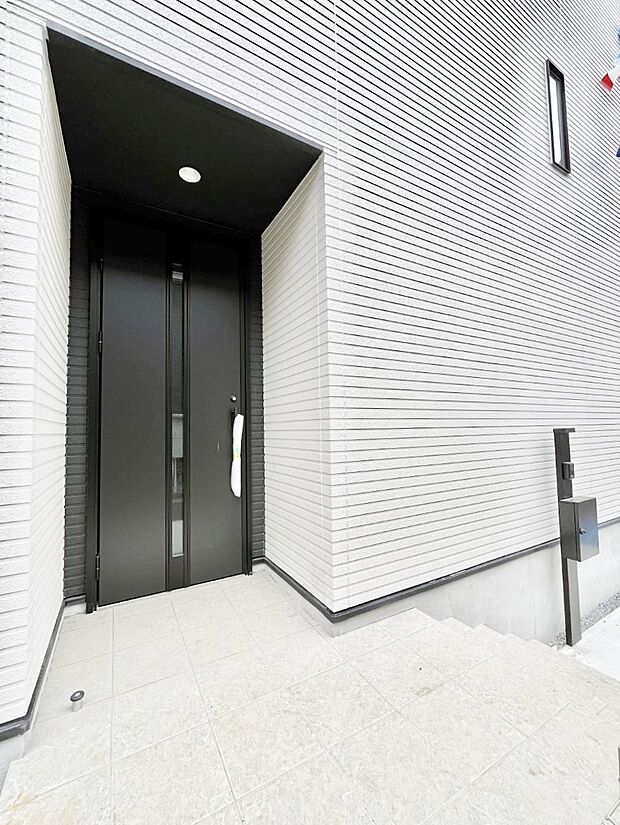 【玄関】大切な家族、来客を出迎える玄関。