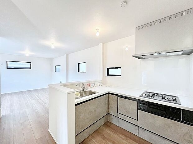 【ダイニングキッチン】カウンター越しに楽しいおしゃべり。いつものお料理がもっと美味しくなりそうですね。