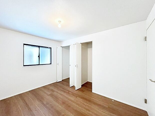 【寝室】収納が充実しているので居住スペースを広々使えます