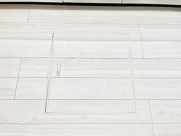 【その他設備(床下収納)】床下収納付き!日用品・非常用品の収納にも大活躍。
