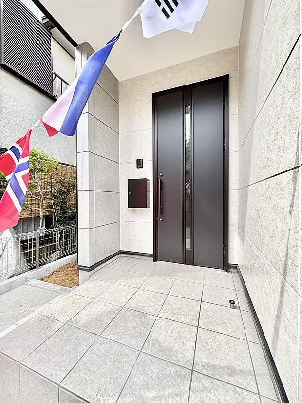 【玄関】~Entrance~ 玄関は、お客さんをお迎えする場であり、家族が出入りする場でもあるので「おうちの顔」とも呼ばれる重要な場所!すっきりと明るく、いつでもお客様をお出迎えできるような設計をしました!