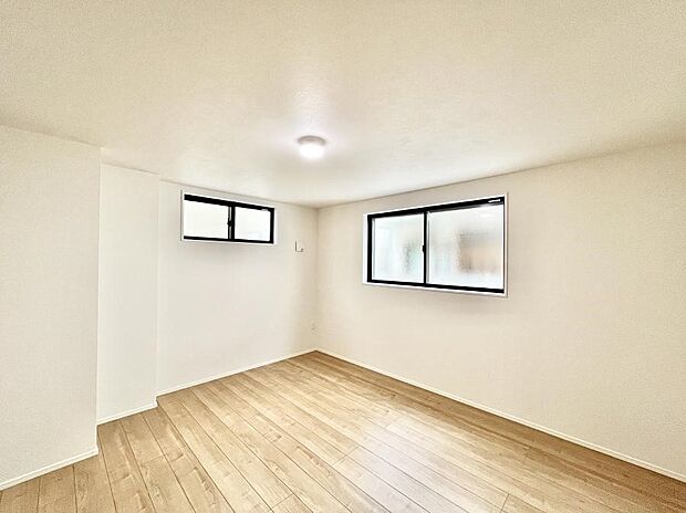 【寝室】~Bed Room~ 部屋数が多いのが戸建てのメリットです。ご家族が増えたことで手狭に感じていた住まいも戸建てでは各居室プライバシーを保つことができます。住まいにゆとりが生まれ心もリラックスできます♪