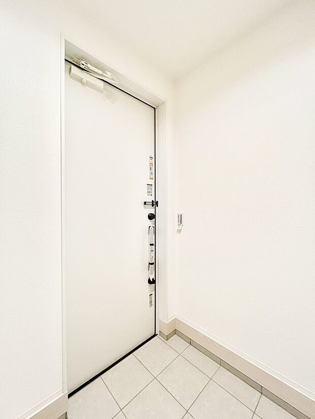 【玄関】~Entrance~ 家の中でお客様を迎える最初の場所である玄関は、家の印象そのものです!豊富な玄関収納で、常に綺麗に保つことが出来ます♪玄関にはたっぷり収納の下駄箱を完備!