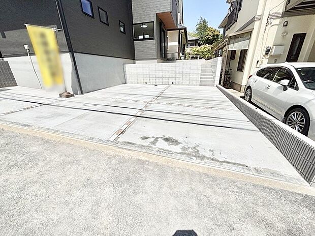 【駐車場】~Parking~ 駐車場2台置けます!(車種による)自転車置き場や物置場として、お子様の遊ぶスペースとして、ゆとりある敷地だからこそ可能な多用途にご利用いただけるスペースです。
