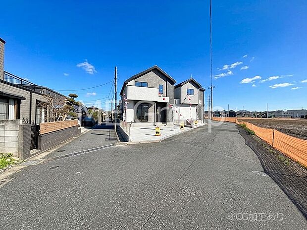 【前面道路含む現地写真】～Exterior～　前面道路は閑静な住宅地をはしる車通りの少ない道路。駐車の出し入れもらくらくです！ご不明点・現地見学のご希望は、お気軽にお問い合わせください！