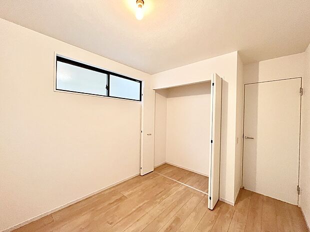 【寝室】◆1号棟◆~Bed Room~ 全居室には収納クローゼットを完備!普段使いのお洋服や小物はもちろん、季節物のお洋服などもしっかりと整理整頓おしまい頂けます。 居室空間を広く使用できますね。