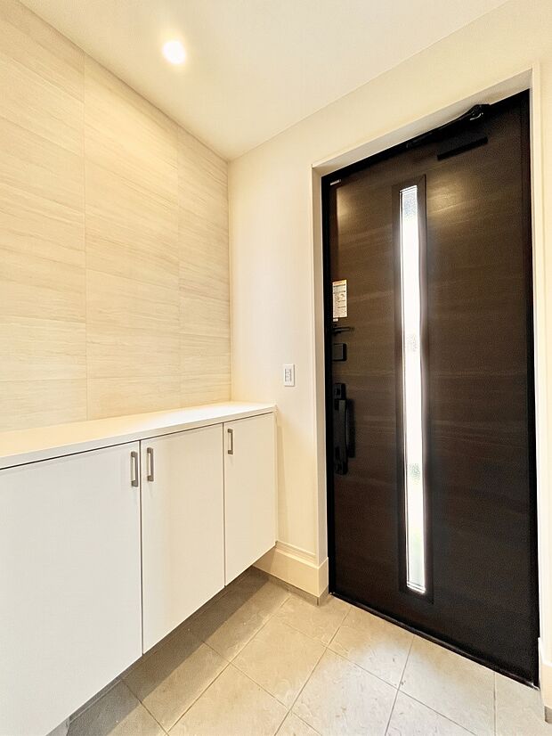 【同仕様写真(その他内観)】~Entrance~ 玄関は家の顔といわれますが我が家のセンスをさりげなく感じさせる魅力ある玄関造りも楽しみの一つ。帰宅する度に家族がほっとできる心地よい空間造りも大切ですね♪※1号棟同仕様写真