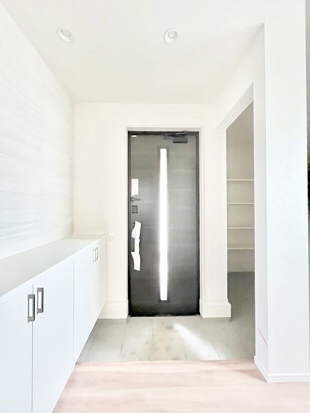 【玄関】◆1号棟◆~Entrance~ 家の中でお客様を迎える最初の場所である玄関は、家の印象そのものです!豊富な玄関収納で、常に綺麗に保つことが出来ます♪玄関にはたっぷり収納の下駄箱を完備!