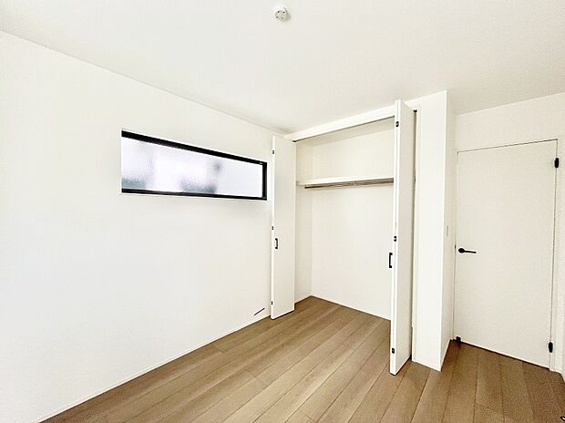 【寝室】◆1号棟◆~Bed Room~ 全居室には収納クローゼットを完備!普段使いのお洋服や小物はもちろん、季節物のお洋服などもしっかりと整理整頓おしまい頂けます。 居室空間を広く使用できますね。