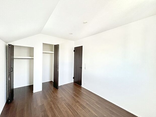 【寝室】◆1号棟◆~Bed Room~ 全居室には収納クローゼットを完備!普段使いのお洋服や小物はもちろん、季節物のお洋服などもしっかりと整理整頓おしまい頂けます。 居室空間を広く使用できますね。