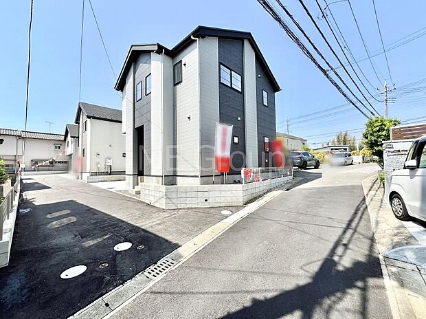【前面道路含む現地写真】~Exterior~ 季節の変化を感じながら子育てができる、自然に囲まれた住宅地です☆ のびのびと過ごせる環境が、ご家族の暮らしをより豊かにしてくれます。