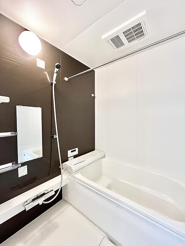 【浴室】◆1号棟◆~Bath Room~ 足を伸ばして入浴することが可能!一日の疲れを癒す貴重なバスタイムです。お子様とご一緒でも十分な広さなので、リビングとは違った家族団欒のひと時をお楽しみいただけます。